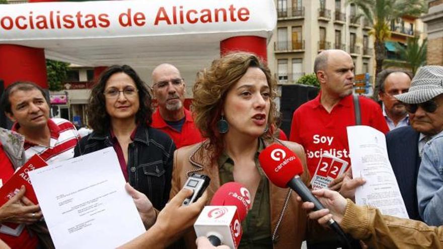 Elena Martín, junto a algunos miembros de su candidatura, durante un acto de la campaña electoral en el Mercado.