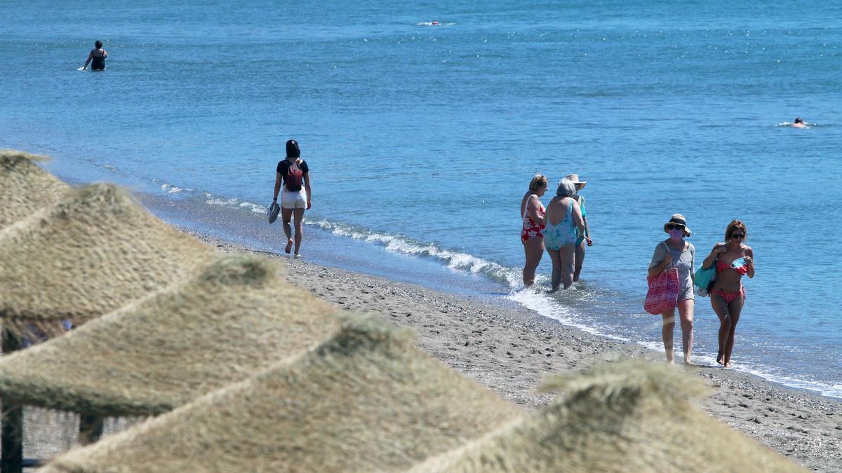 El buen tiempo y el calor llenan las playas de Málaga