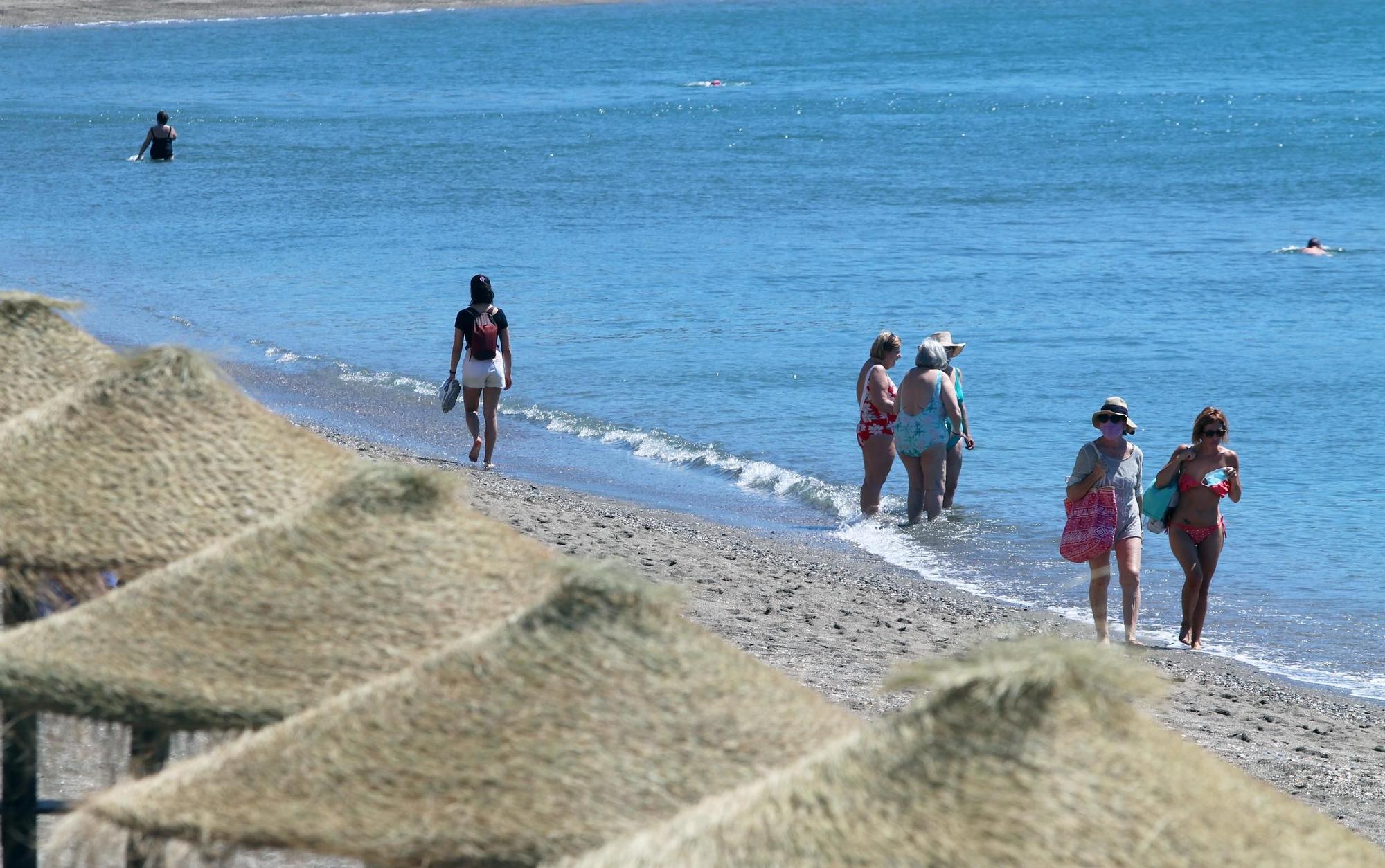 El buen tiempo y el calor llenan las playas de Málaga