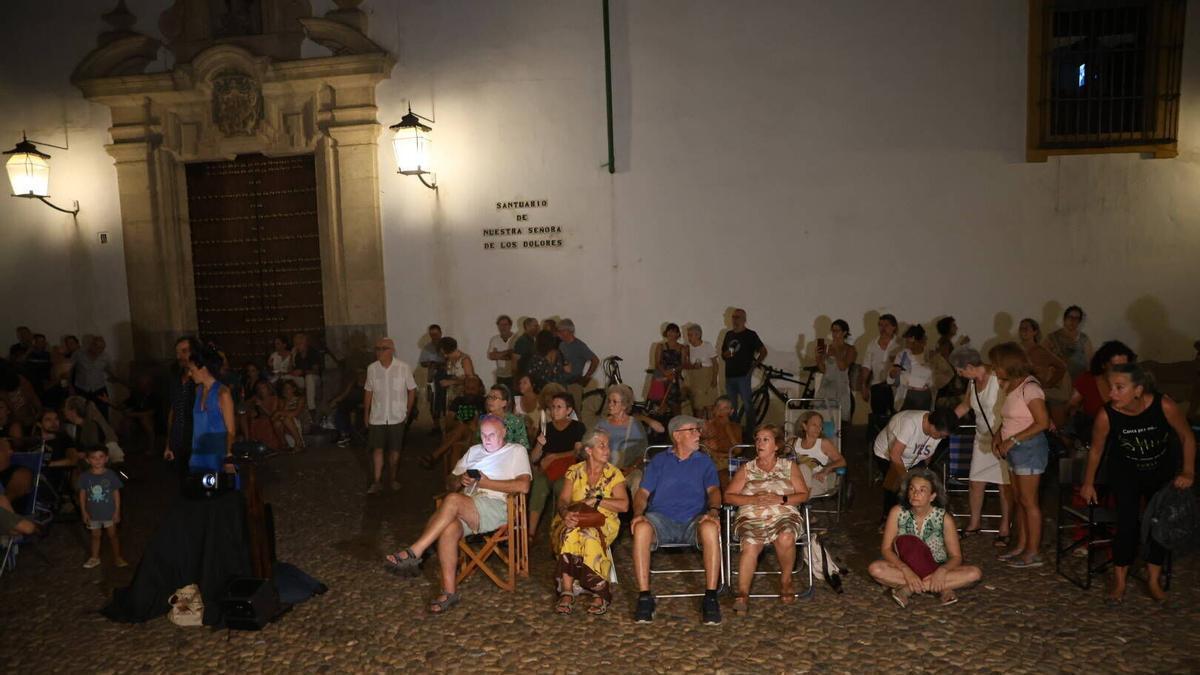 Protesta vecinal en defensa de los cines de verano, en la plaza de Capuchinos.