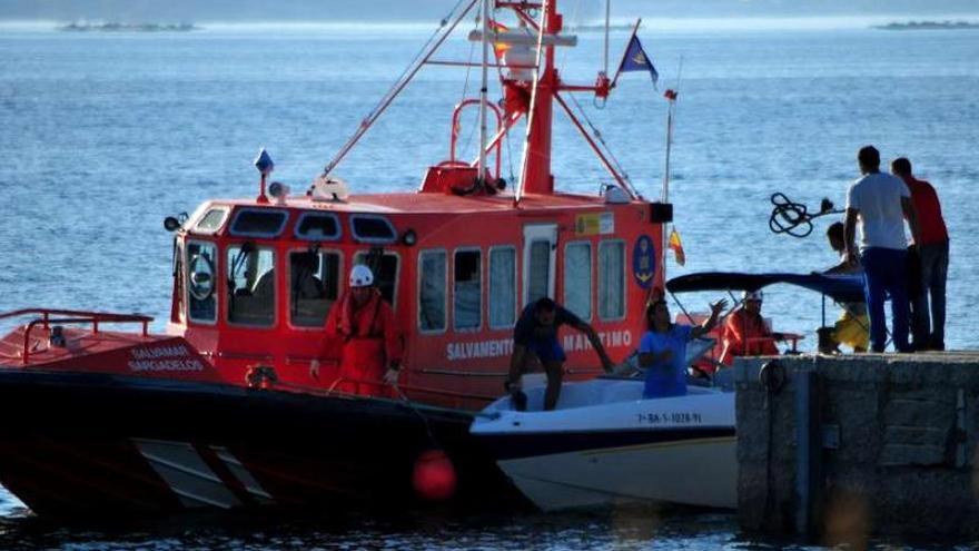 La Salvamar Sargadelos remolcó la embarcación accidentada cerca de Areoso.