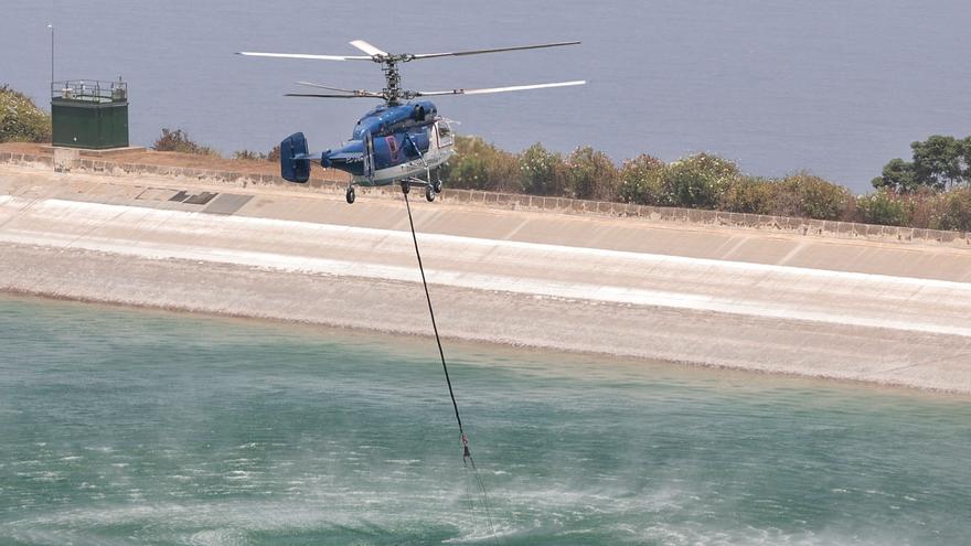 Recarga de los helicópteros en una charca en Los Realejos para las tareas de extinción del incendio de Tenerife