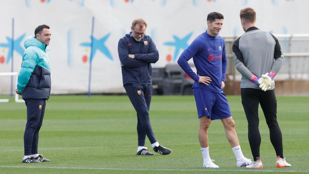 Xavi y Òscar, su ayudante, junto a Lewandowski y Ter Stegen en el entrenamiento previo al duelo con el Athletic en San Mamés.