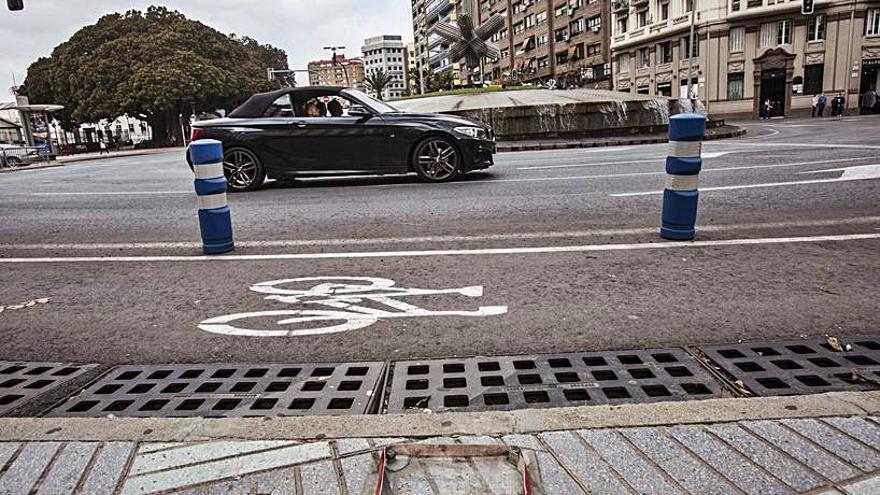 La señal que lucía hace algunas fechas en la plaza entre Canalejas y la Explanada. A la derecha, situación actual: sin ningún cartel. | INFORMACION/HÉCTOR FUENTES