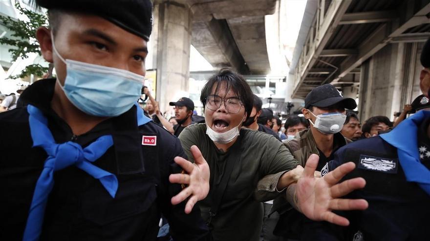 Tailandia prohíbe las manifestaciones y detiene a 20 activistas