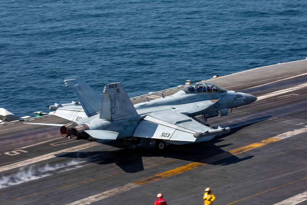 Un avión despega de la pista del portaviones USS Abraham Lincoln durante la operation 'Furia Épica' contra Irán.