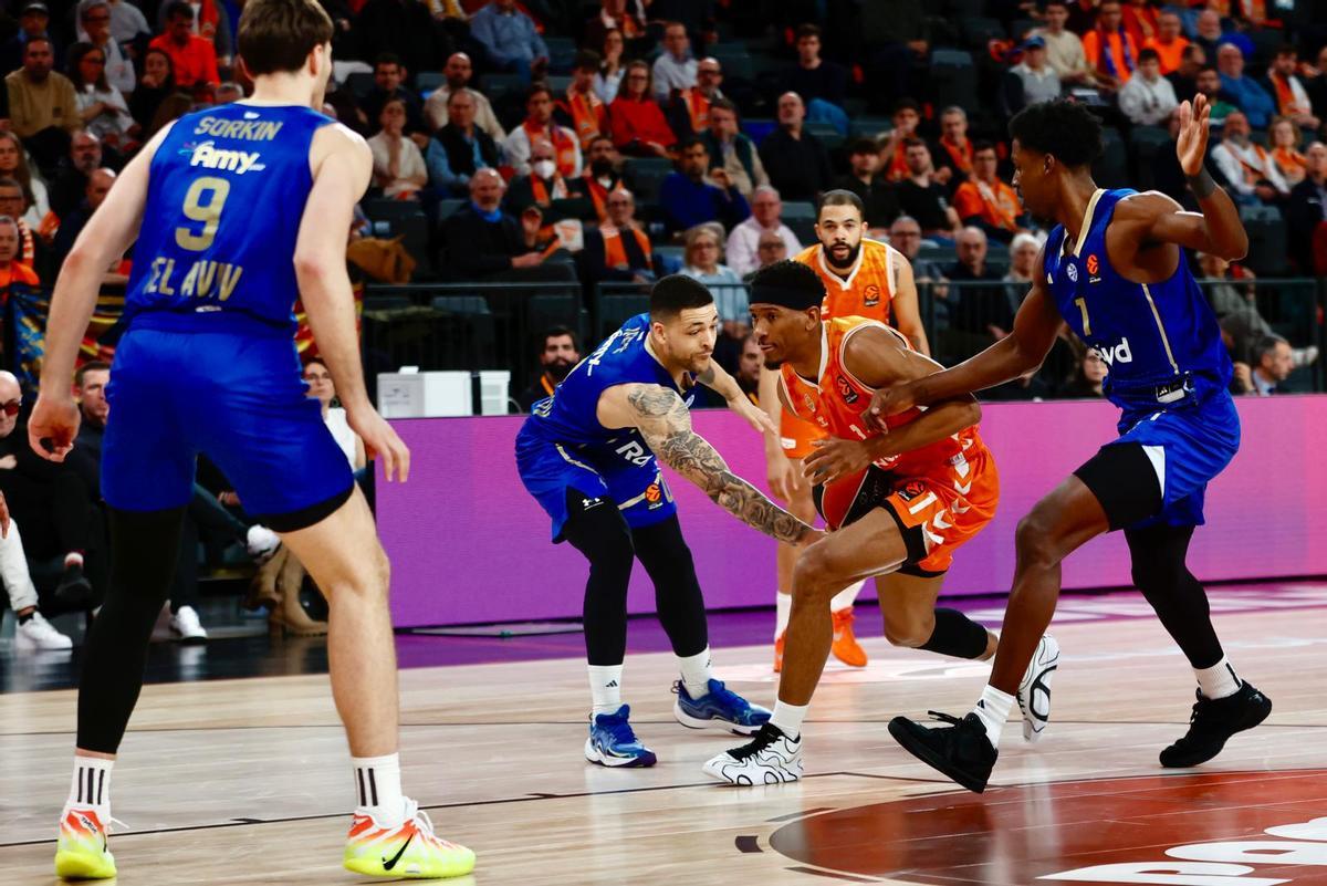 Darius Thompson en una penetración en el Valencia Basket - Maccabi