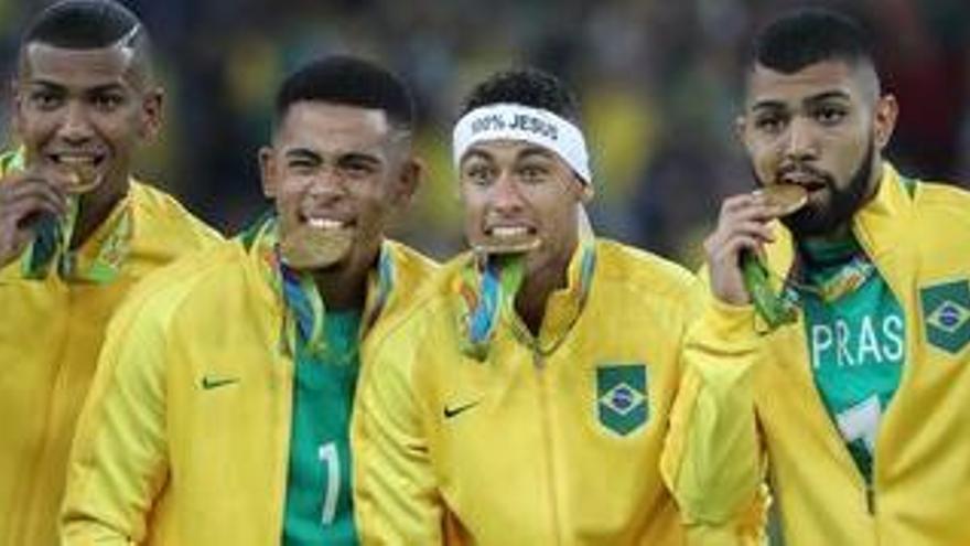 Neymar i companys de la selecció celebren l&#039;or.