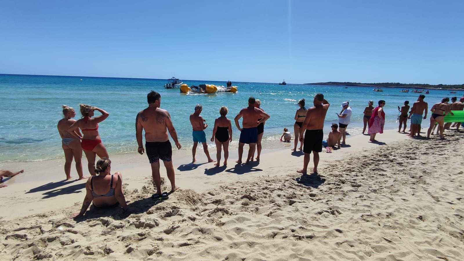 Segelboot am Strand von Cala Millor gekentert