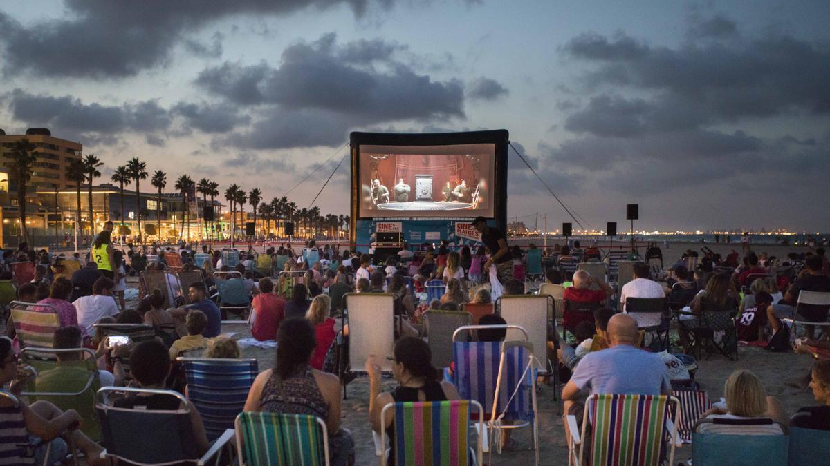 Proyección de cine en una playa. Imagen de archivo.