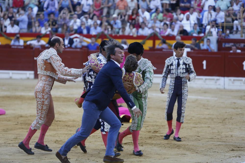 Cornada grave a Manuel Escribano cuando entraba a matar al cuarto toro.