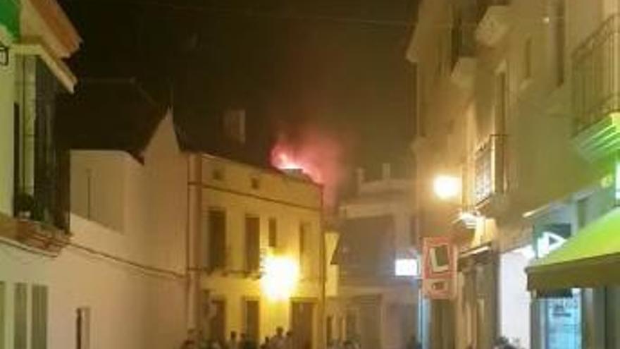 Desalojadas ocho personas por fuego en un trastero