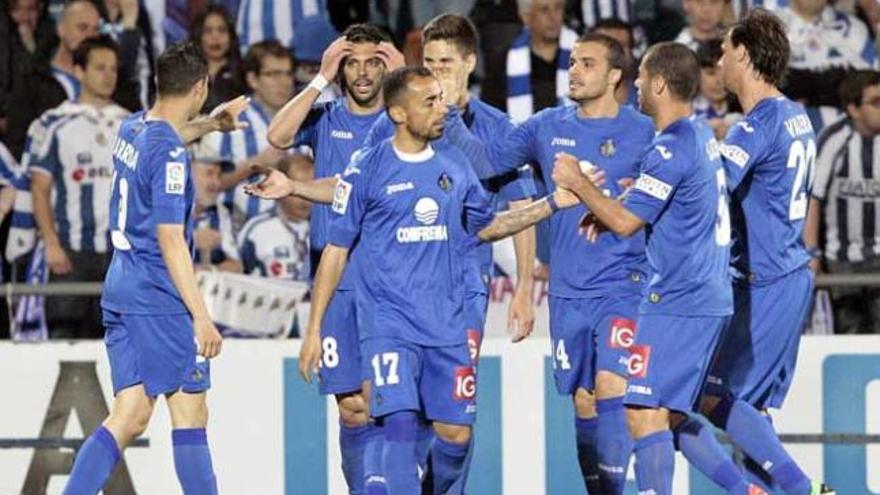 Los jugadores del Getafe celebran el triunfo.