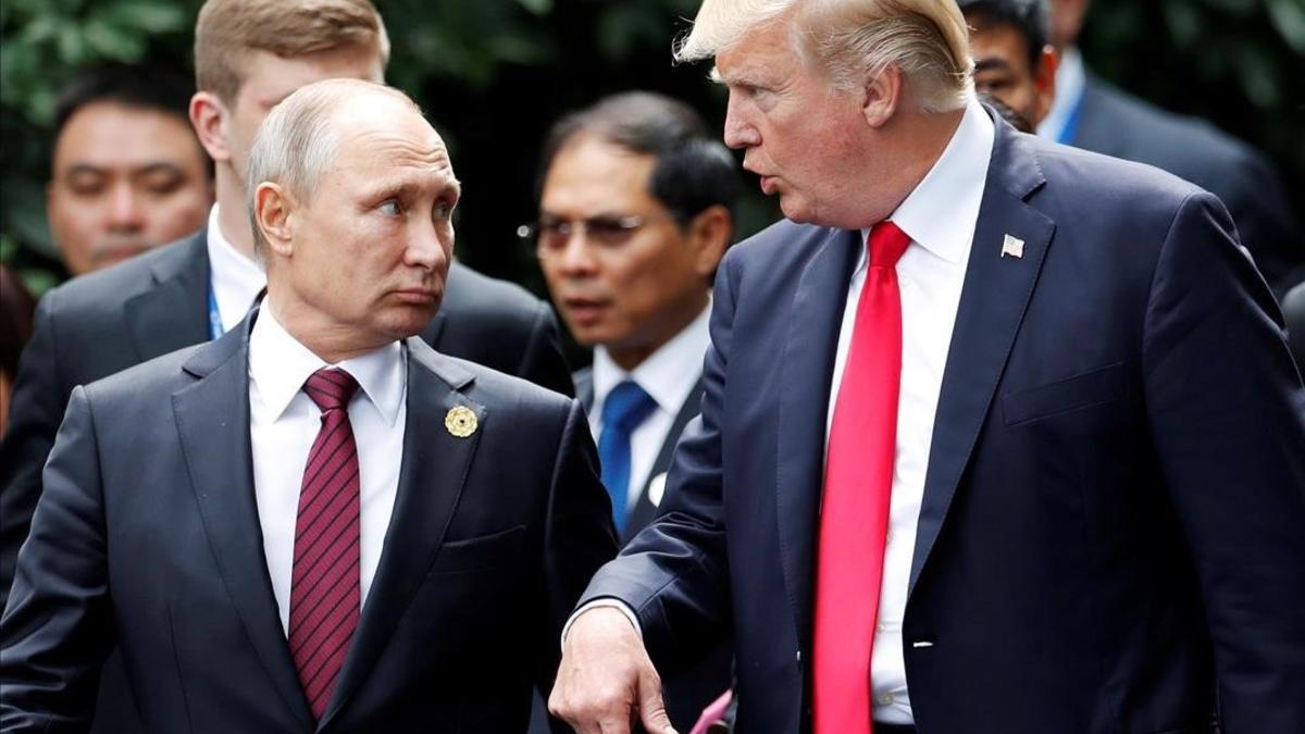 Donald Trump y Vladimir Putin durante un encuentro en Vietnam