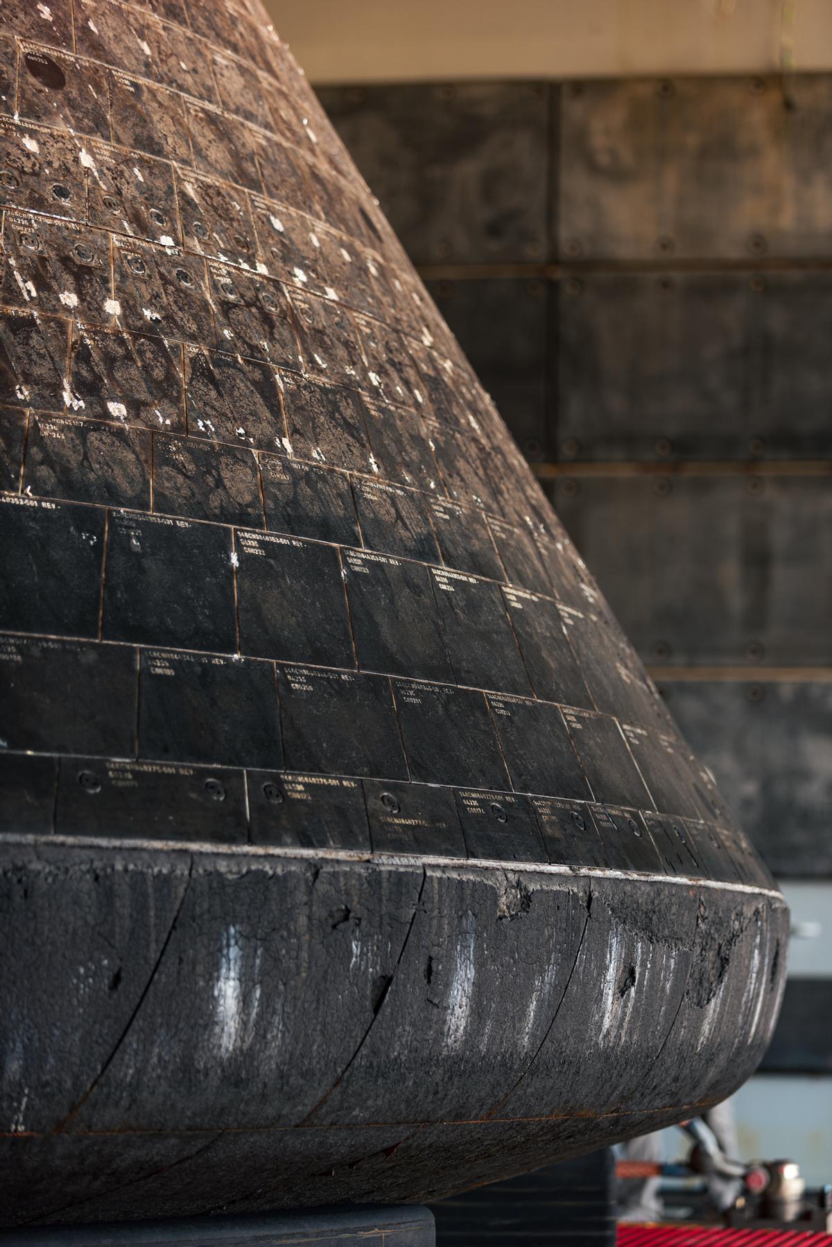 La cápsula espacial Orion se exhibe en la cubierta de pozo del USS John P. Murtha en San Diego, California, EE. UU. La cápsula espacial Orion se exhibe en la cubierta de pozo del USS John P. Murtha en San Diego, California, EE. UU.