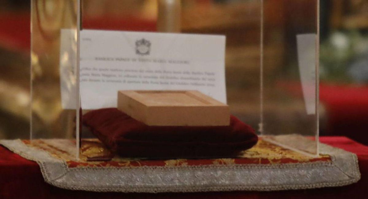 Detalle del ladrillo en San Isidoro, protegido por una urna.