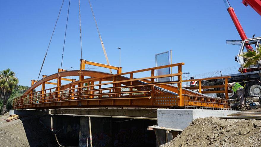 Colocación del puente que conecta la Senda Litoral con Torrox.