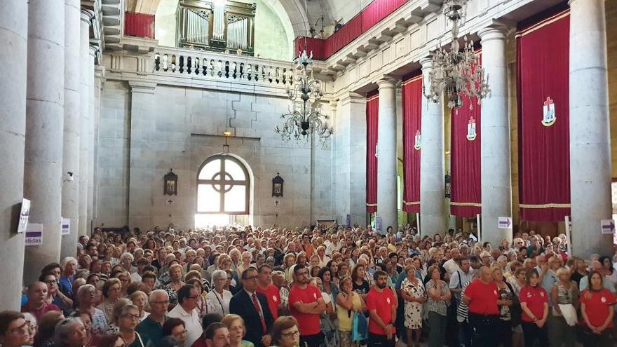 Devoción viguesa en el descendimiento del Cristo de la Victoria