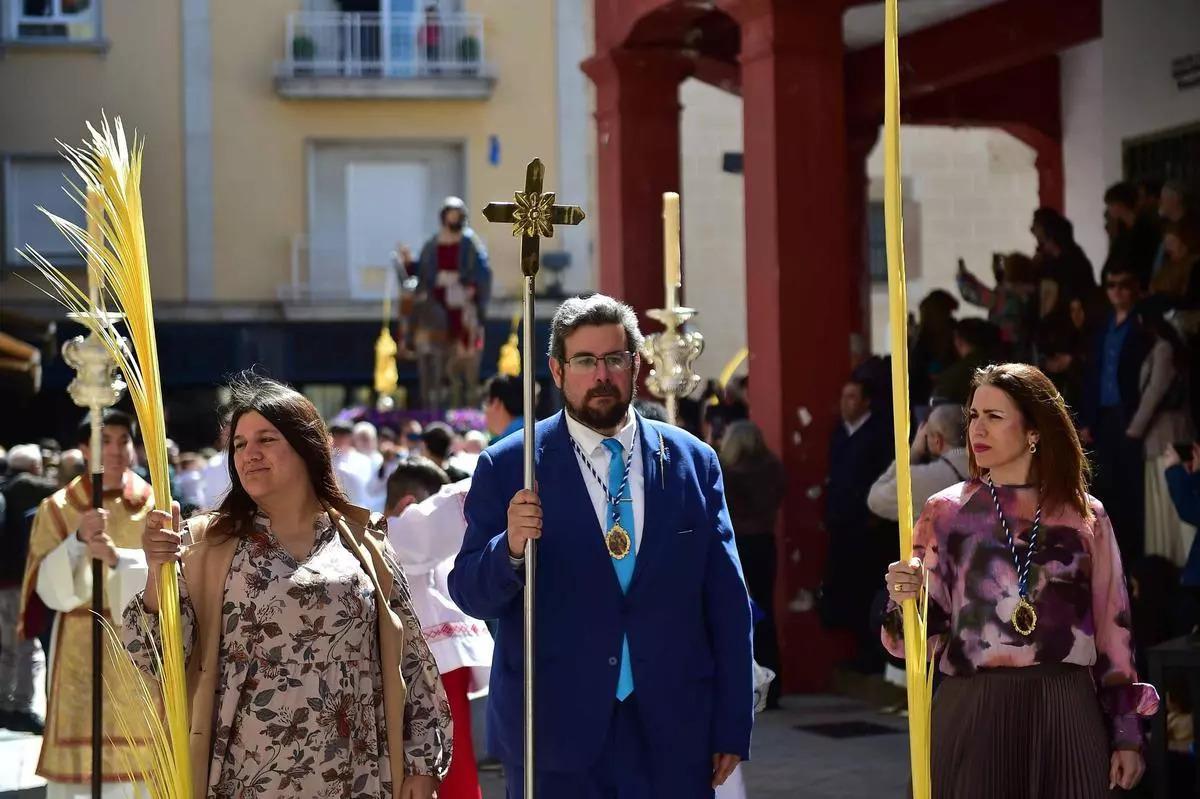 La edil Esther Sánchez (izquierda), miembro de la gestora de 'La Borriquita', en la procesión.