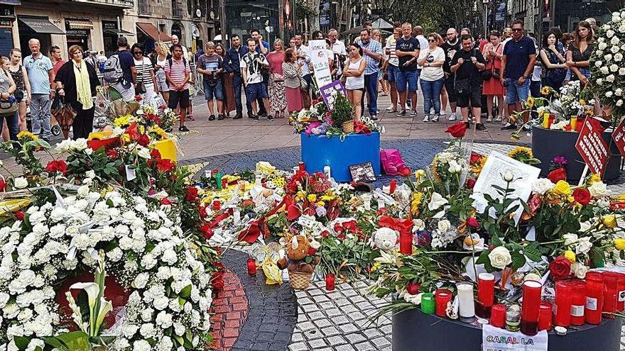 Ofrenes florals a la Rambla un any després dels atemptats