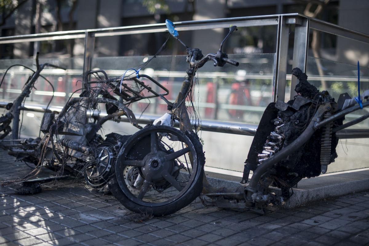 Motos quemadas en la calle Tarragona, tras los conciertos de las Festes de la Mercè en la plaça de España