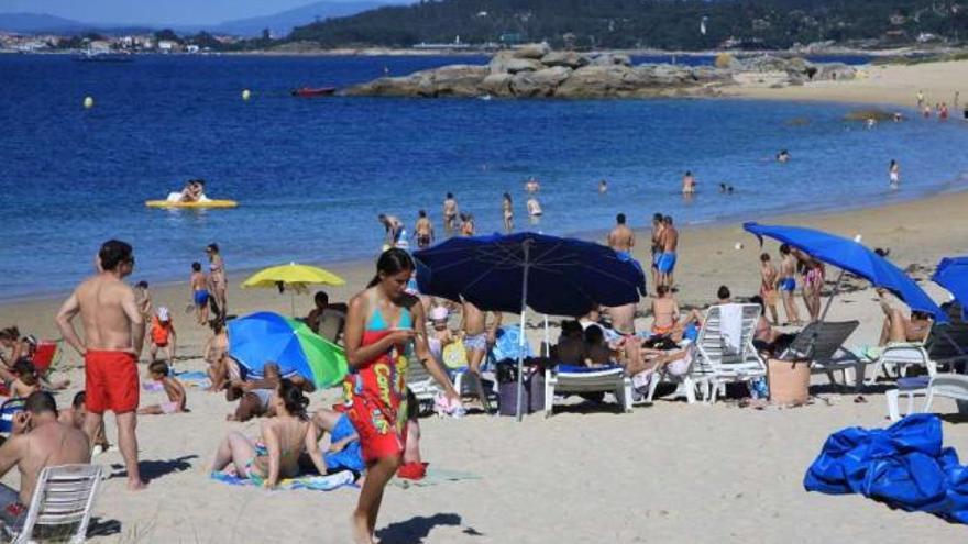 Hamacas e hidropedales en la playa grovense de Area Grande.  //  Muñiz