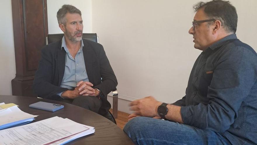 Alberto Varela y Óscar Briones, ayer en el Concello.