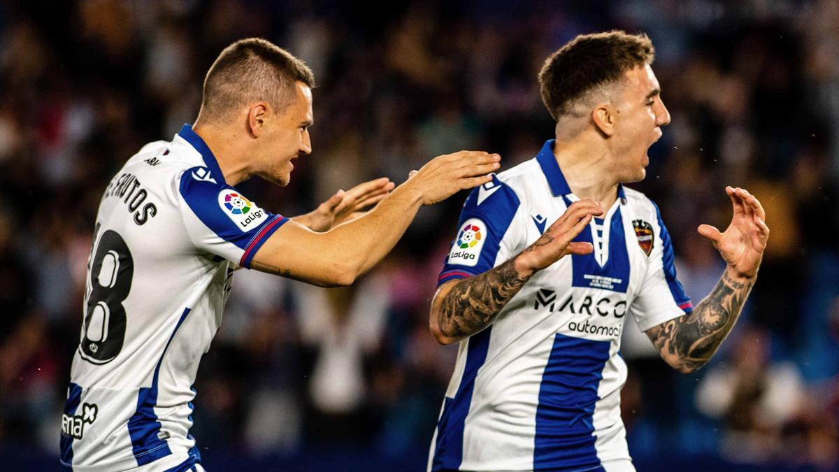 De Frutos y Montiel celebran un gol del Levante