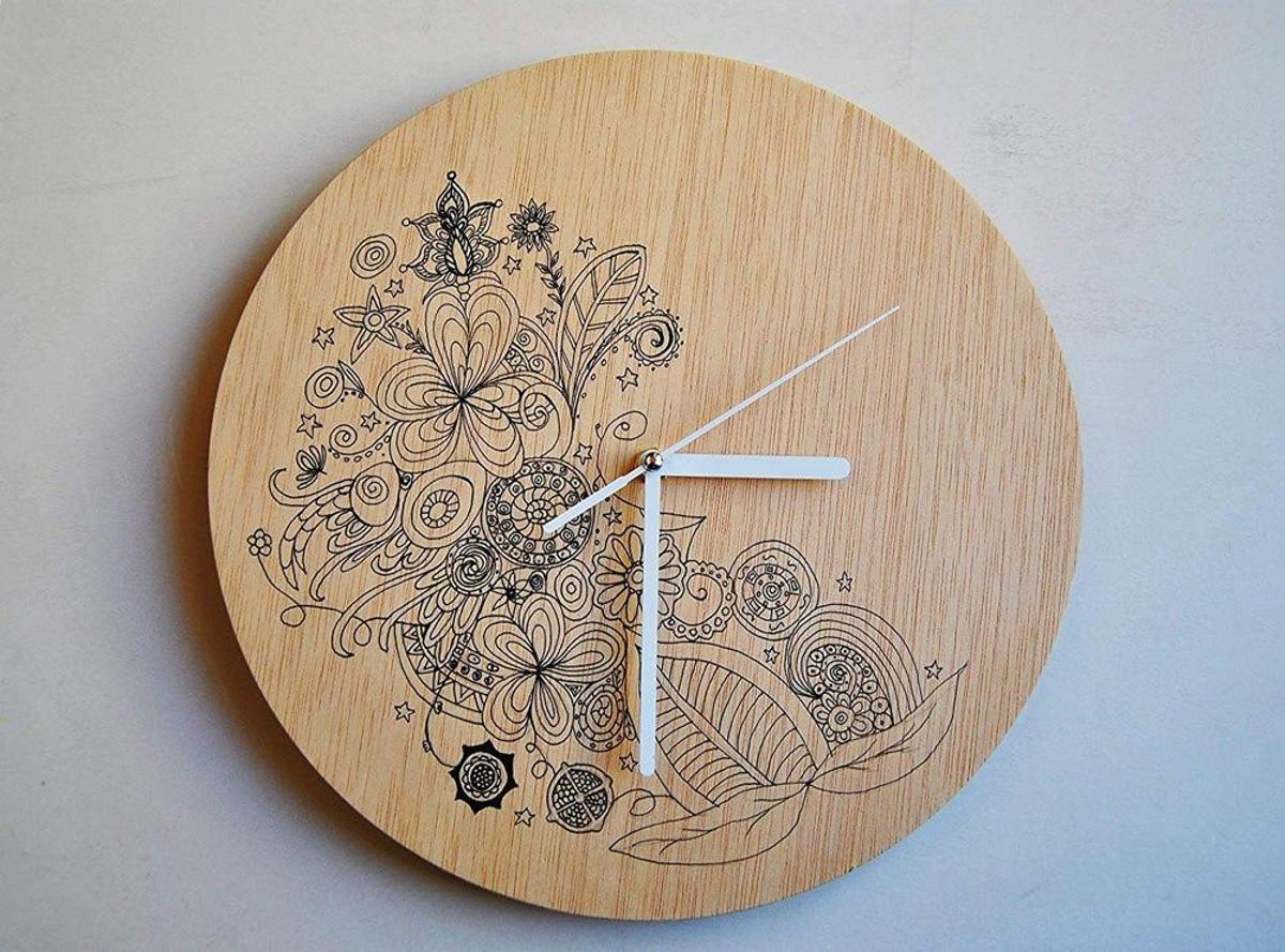 Reloj de madera pintado a mano (Precio: 25,90 euros)
