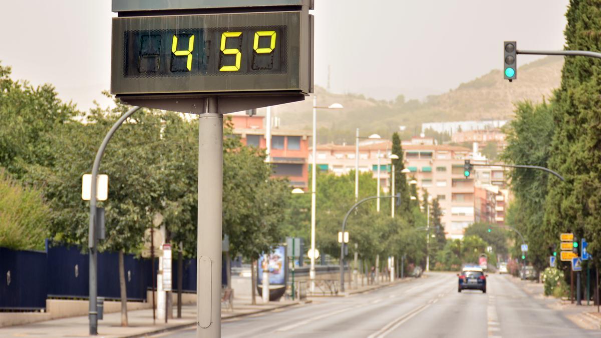 Termómetro callejero marcando 45ºC