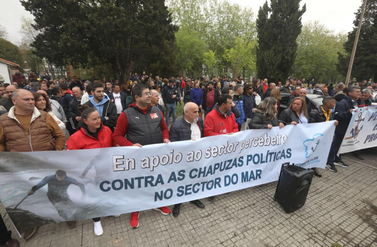 Los percebeiros defienden su 16% de la costa como un santuario intocable en el que subsistir