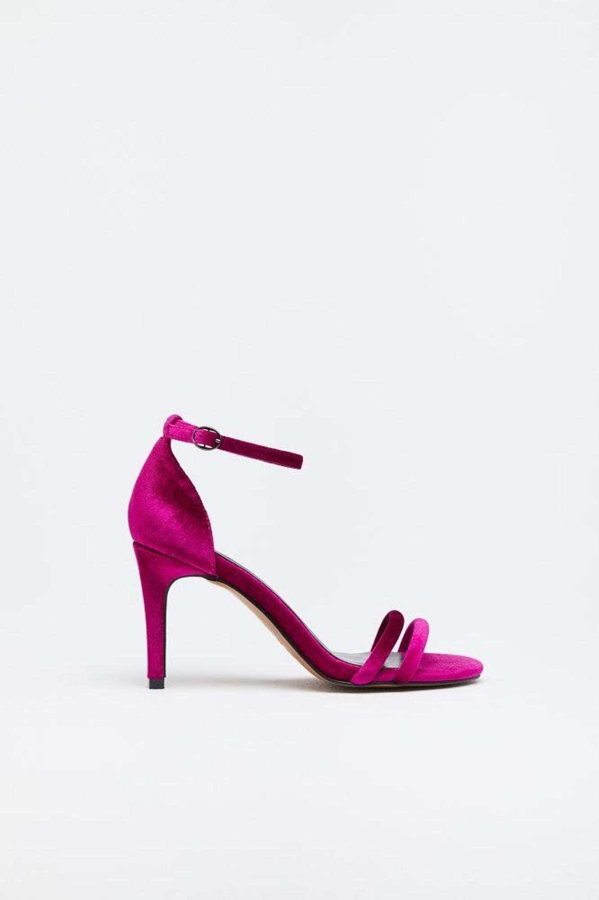 Sandalias de tacón fucsias de Sfera (Precio: 29.99 euros)