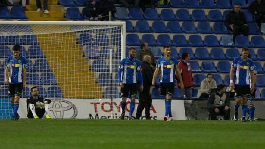 Pepelu, Falcón, Santamaría y Samuel, cabizbajos, tras encajar el 0-1 ante el Alcoyano en un córner.