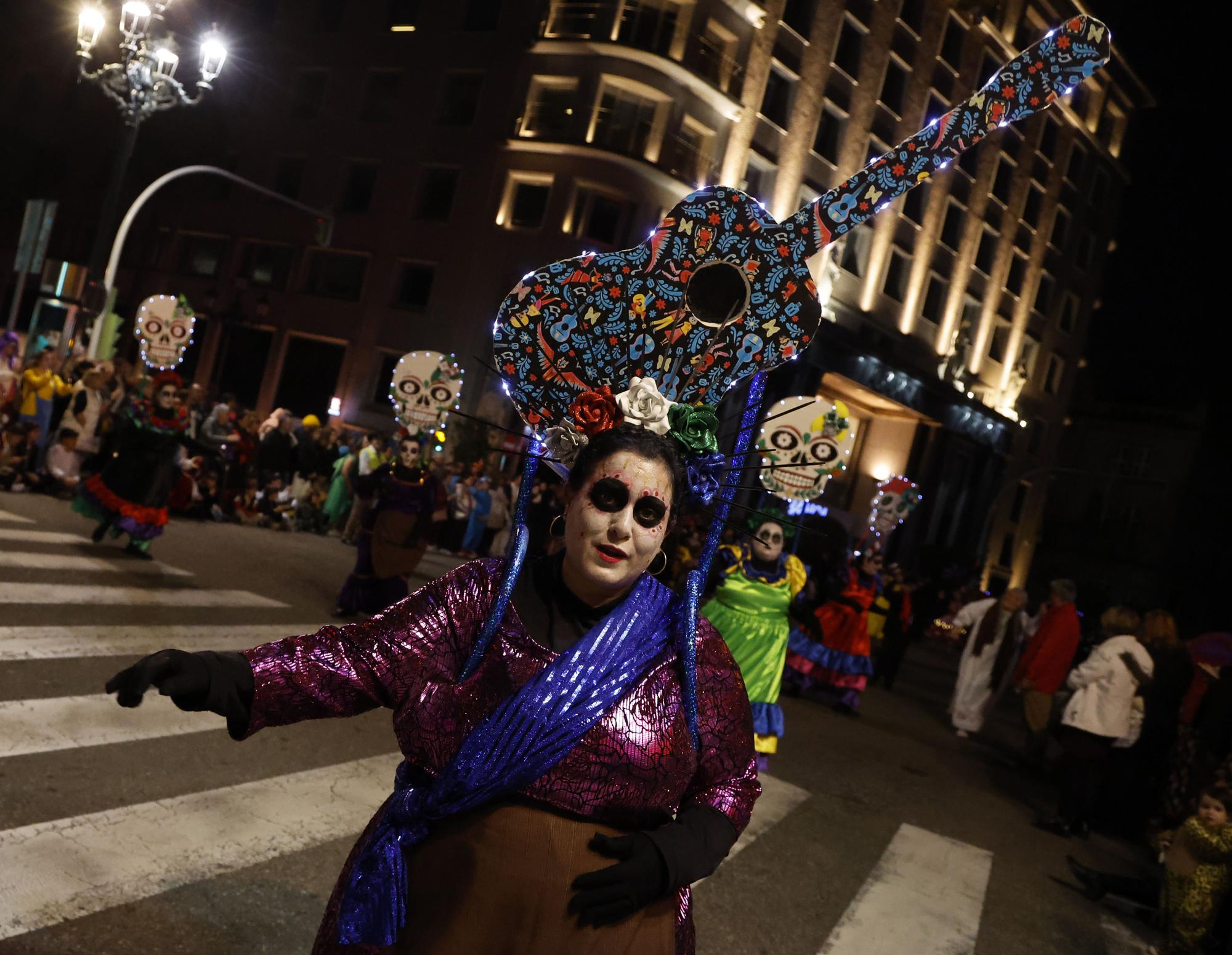 Máscaras, plumas y mucho brillo para disfrutar del fantástico mundo del entroido