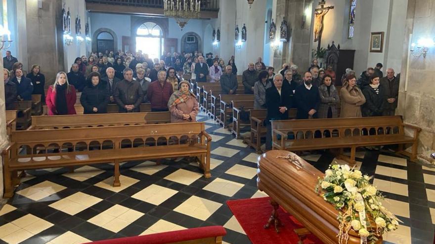 Funeral por Alfonso Loño Sánchez, ayer, en la iglesia parroquial de Lalín.   | // BERNABÉ