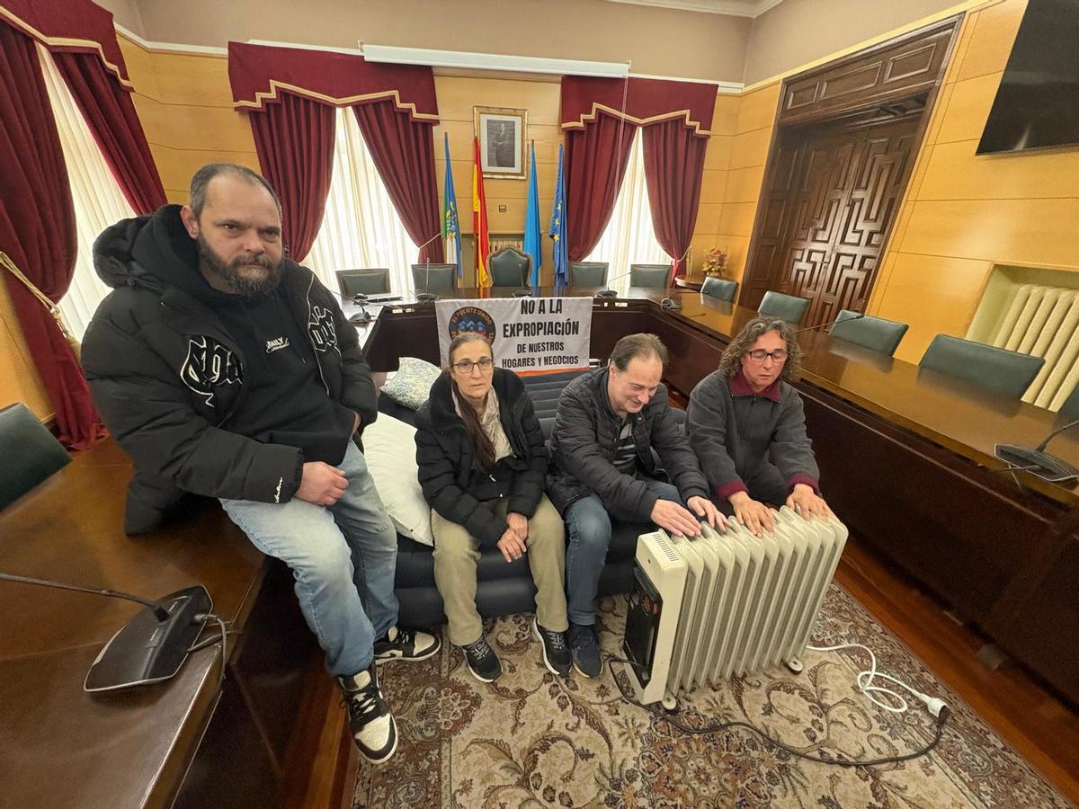 Por la izquierda, José Manuel Gómez, María Vilma Castro, Lisardo Fernández y Nel Feito, durante el encierro en el Ayuntamiento de Langreo