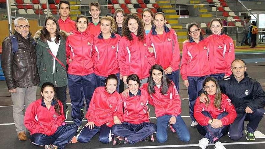 El equipo femenino del Club Ourense Atletismo, en Riazor. // FdV