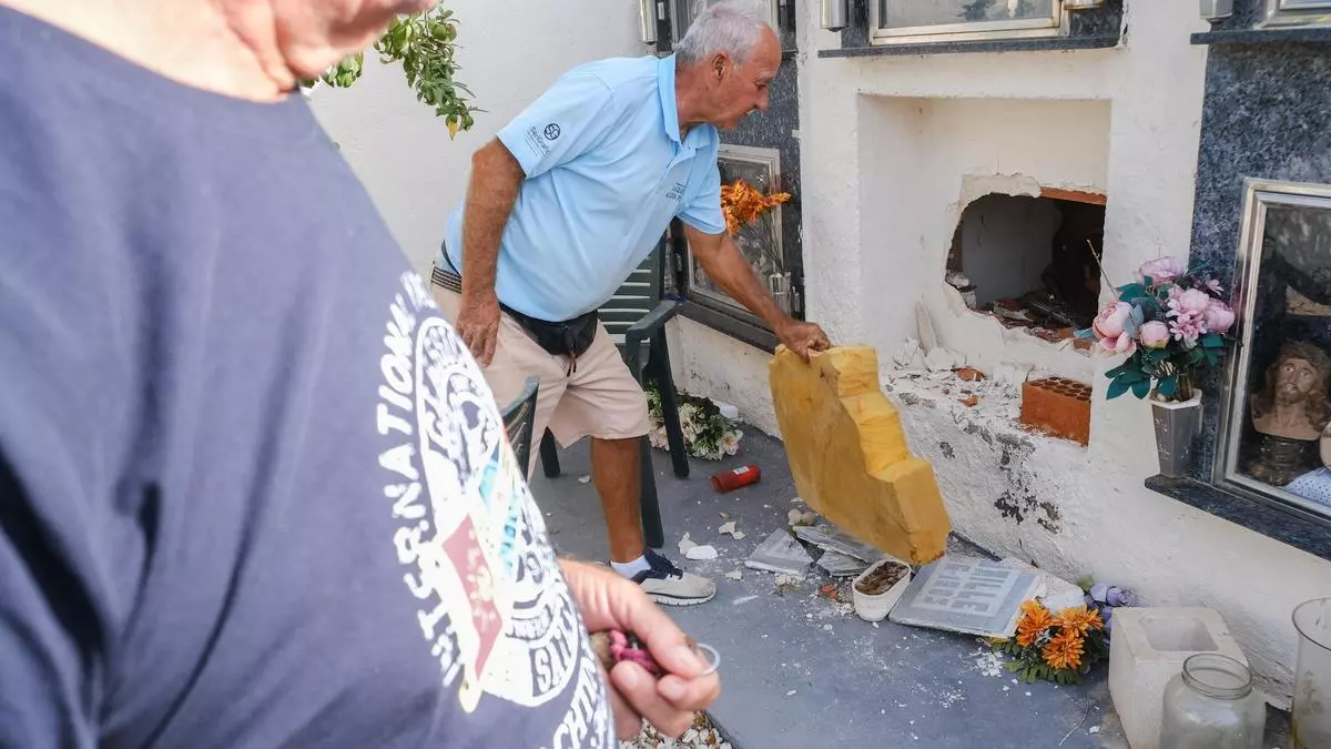 Los vándalos se ensañan con las tumbas del cementerio de Tabarca