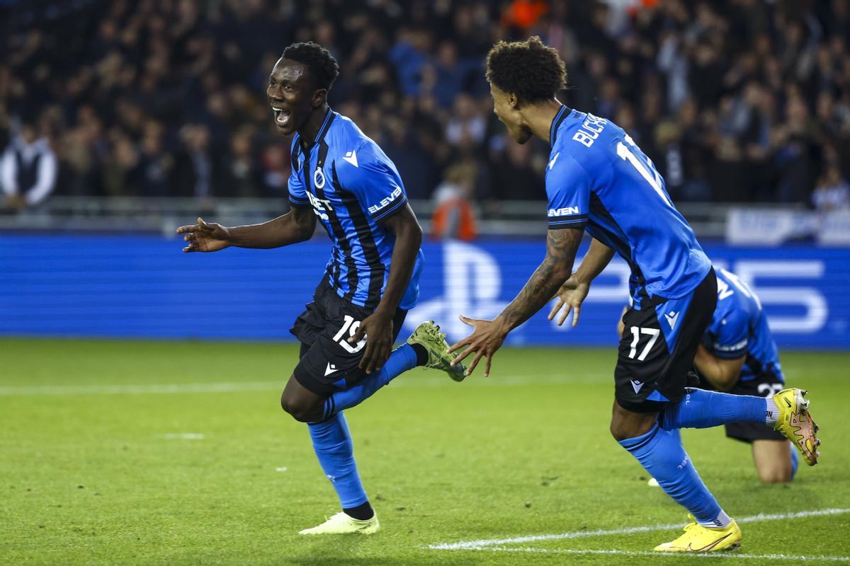 Bruges (Belgium), 04/10/2022.- Kamal Sowah (L) of Club Brugge celebrates after scoring the 1-0 goal during the UEFA Champions League group B soccer match between Club Brugge and Atletico Madrid in Bruges, Belgium, 04 October 2022. (Liga de Campeones, Bélgica, Brujas) EFE/EPA/Stephanie Lecocq