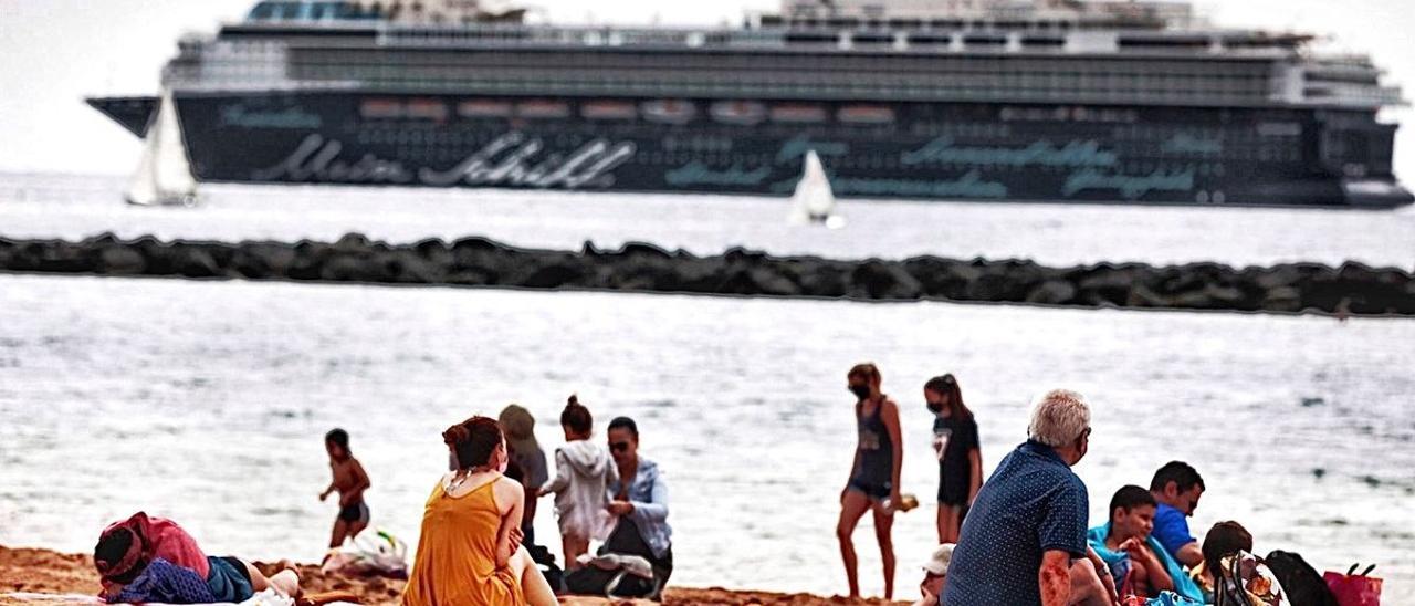 Un crucero fondeado frente a la playa de Las Teresitas.