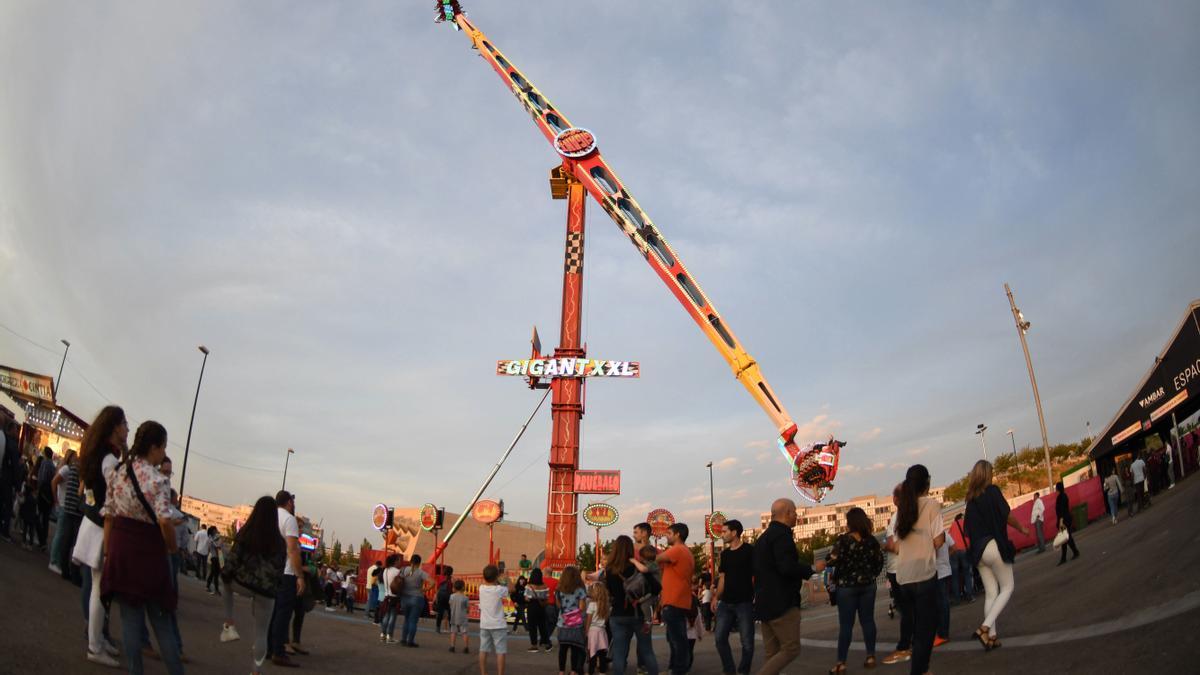 La noria, una de las atracciones más demandadas en el recinto ferial.