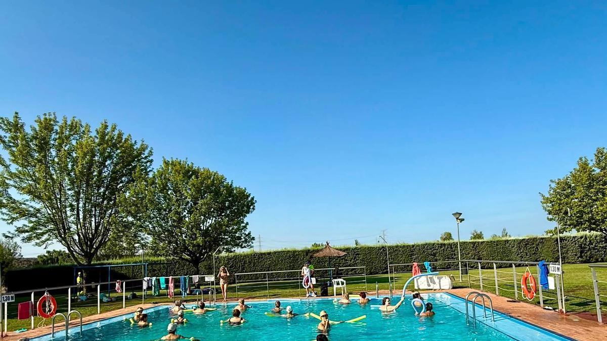 Varias personas practican aquagym en la piscina municipal de Navalmoral.