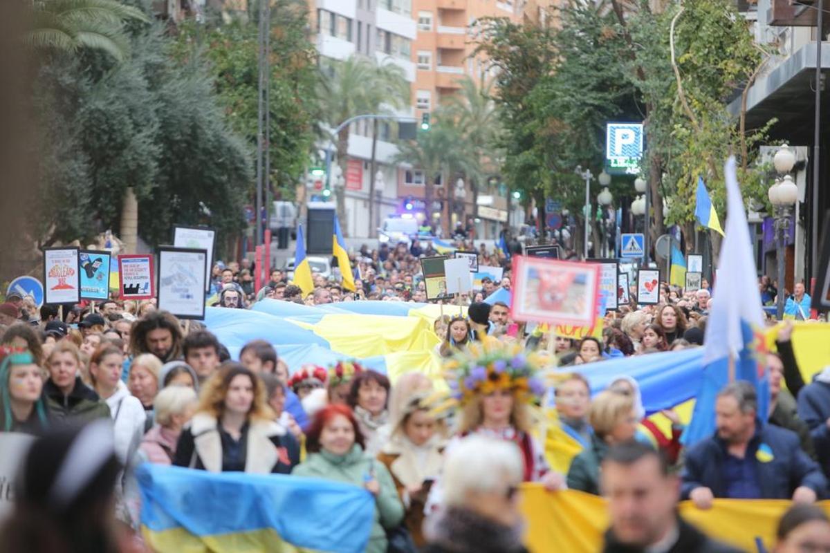 Centenares de ucranianos se manifiestan en Alicante, en el aniversario de la invasión rusa.