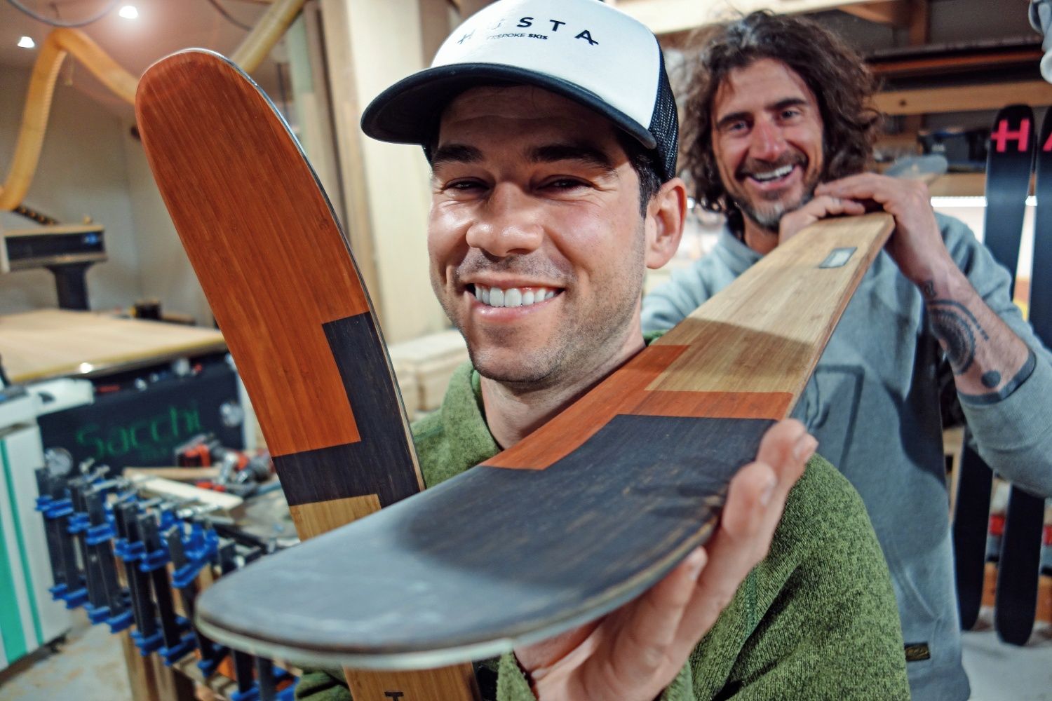 Xavi Giner y Dani Poy en su taller artesanal de esquíes husta, salardú.
