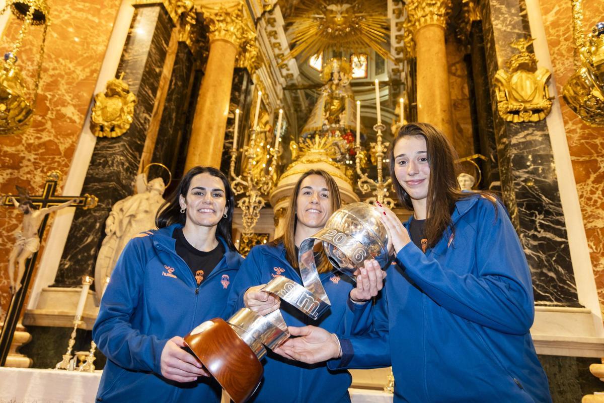 Leticia Romero, Queralt Casas y Raquel Carrera, con la Copa de la Reina en la Basílica de la Virgen de los Desamparados.
