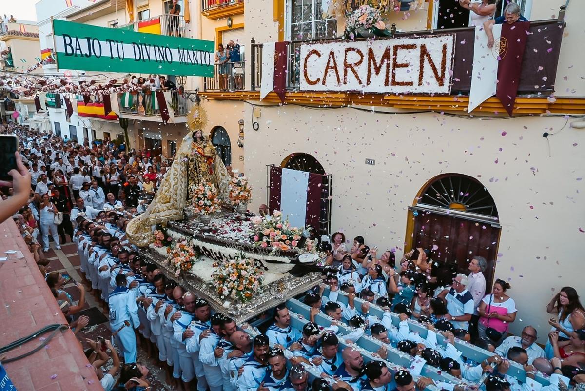 La procesión de la Virgen del Carmen de La Carihuela recorre las calles de Torremolinos entre un mar de gente.
