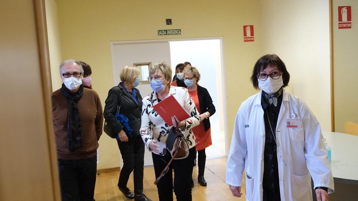 La gerente Vicenta Tortosa acompañando a la consellera Ana Barceló en su visita al Hospital de Elda.