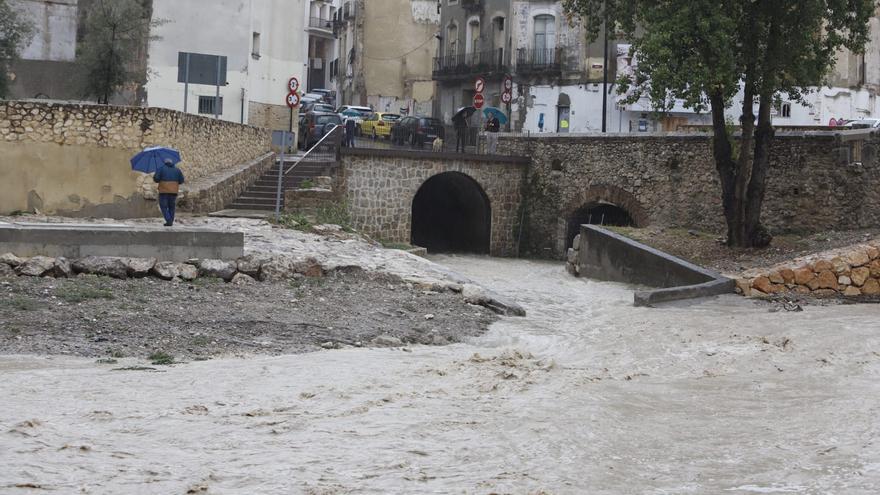 El río Clariano, al borde del desbordamiento a su paso por Ontinyent