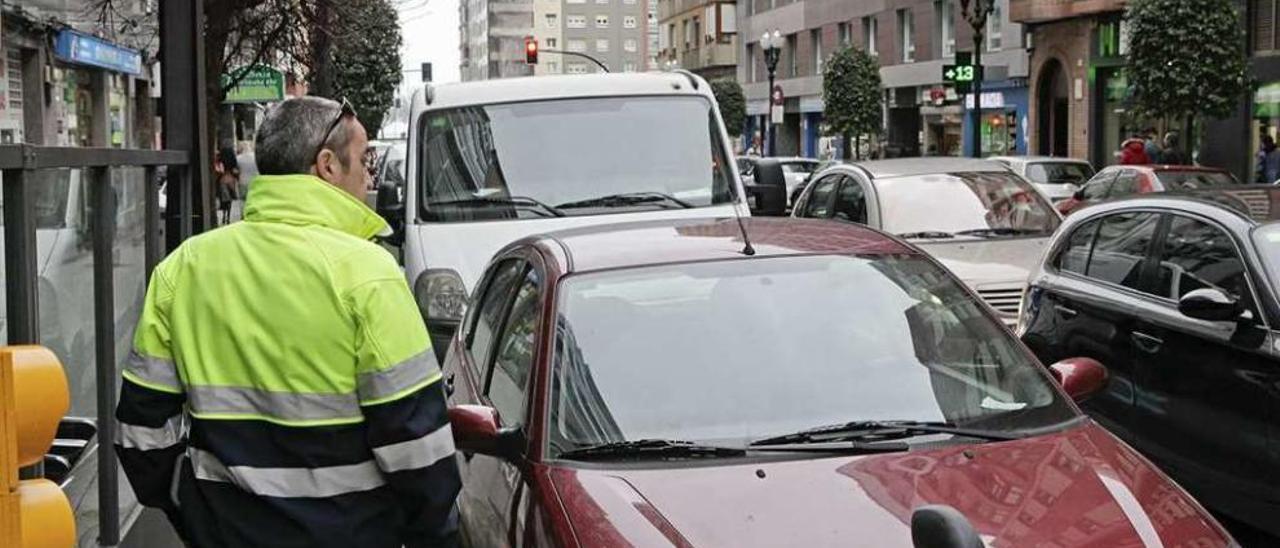 Un controlador de la ORA en Gijón.