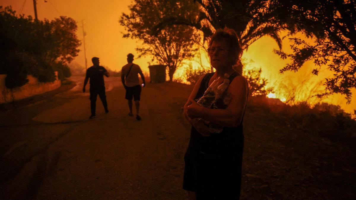 Grecia declara estado de alerta máxima por numerosos incendios con una víctima mortal